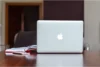 Um MacBook em cima de uma mesa.