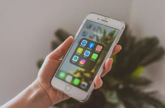 Uma pessoa segurando um smartphone.