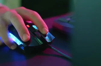 Pessoa usando mouse.