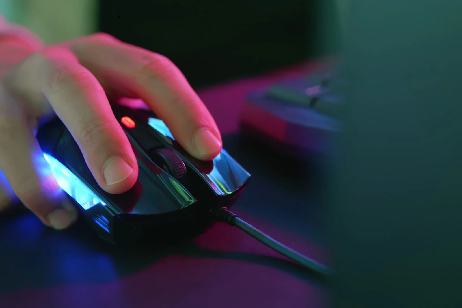 Pessoa usando mouse.