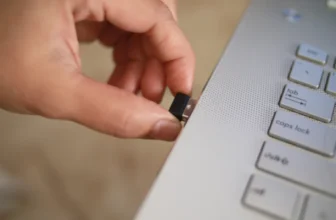 pessoa usando adaptador usb.