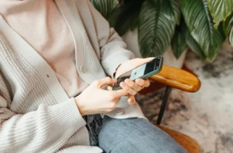 Mulher usando celular.