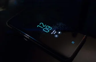 Um celular da cor preta.