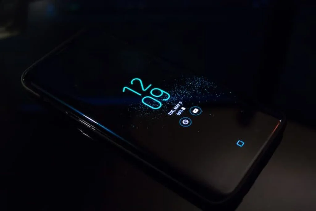 Um celular da cor preta.