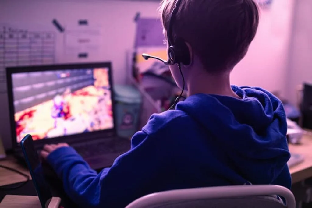 Homem jogando em notebook.