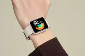 Pulso de homem usando smartwatch.