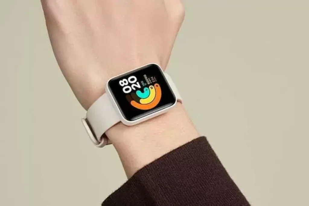 Pulso de homem usando smartwatch.